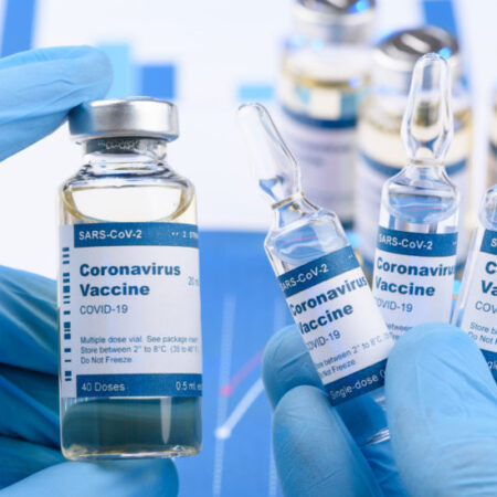 Vaccinazione anti COVID-19: aperte le prenotazioni per la terza dose sul sito di Regione Lombardia